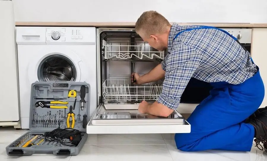Adapazarı Dominox servisi teknisyen ekibi beyaz eşya tamiri yaparken